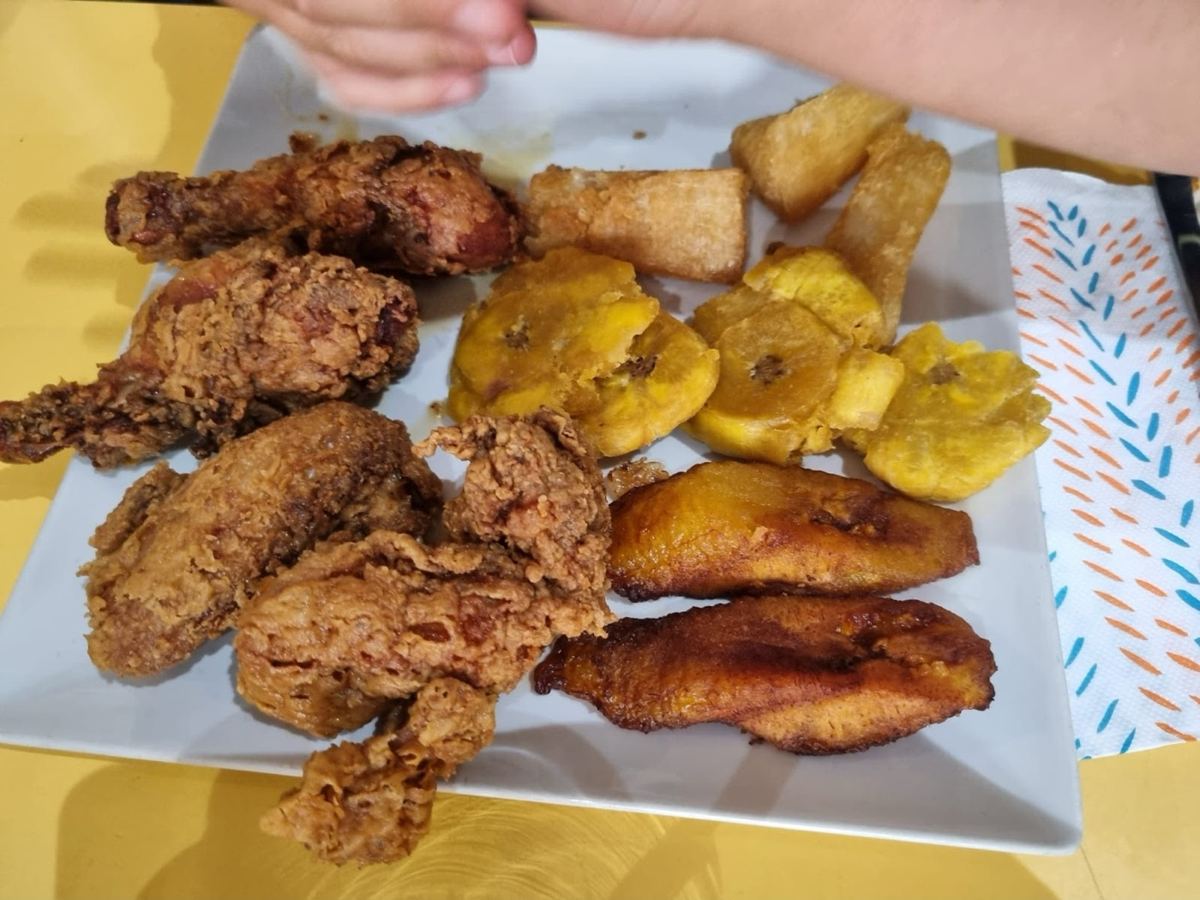 Pollo frito con tostones, plátano maduro y yuca