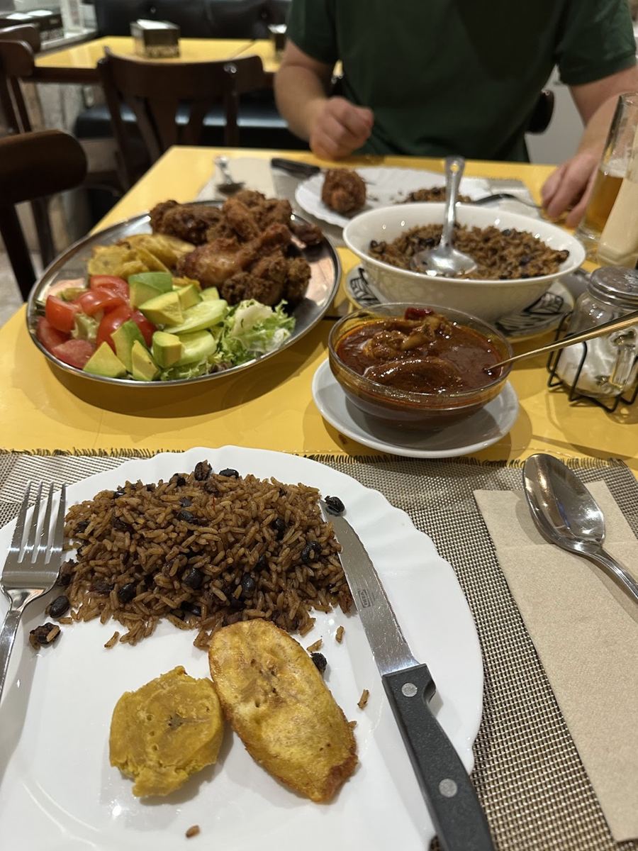 Una mesa en Keloke: moro, plátano maduro y fritura