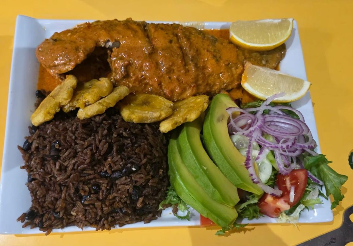Pescado en salsa con moro, tostones y aguacate