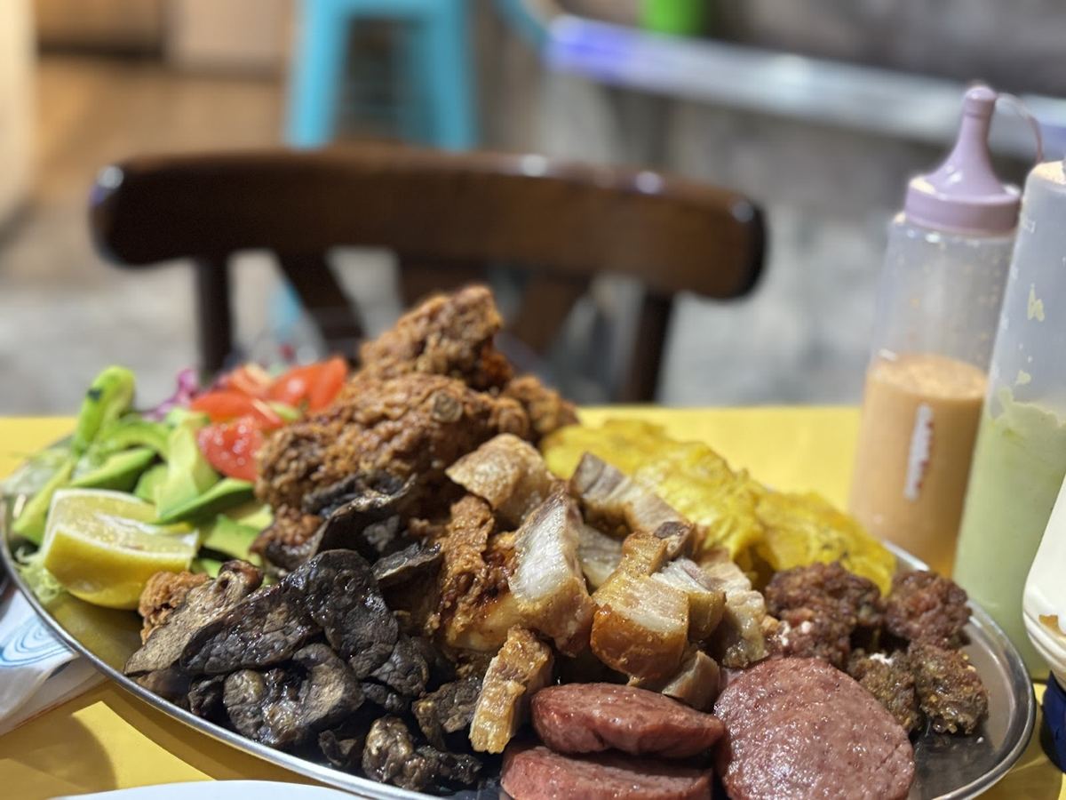 Fritura variada con longaniza y chicharrón