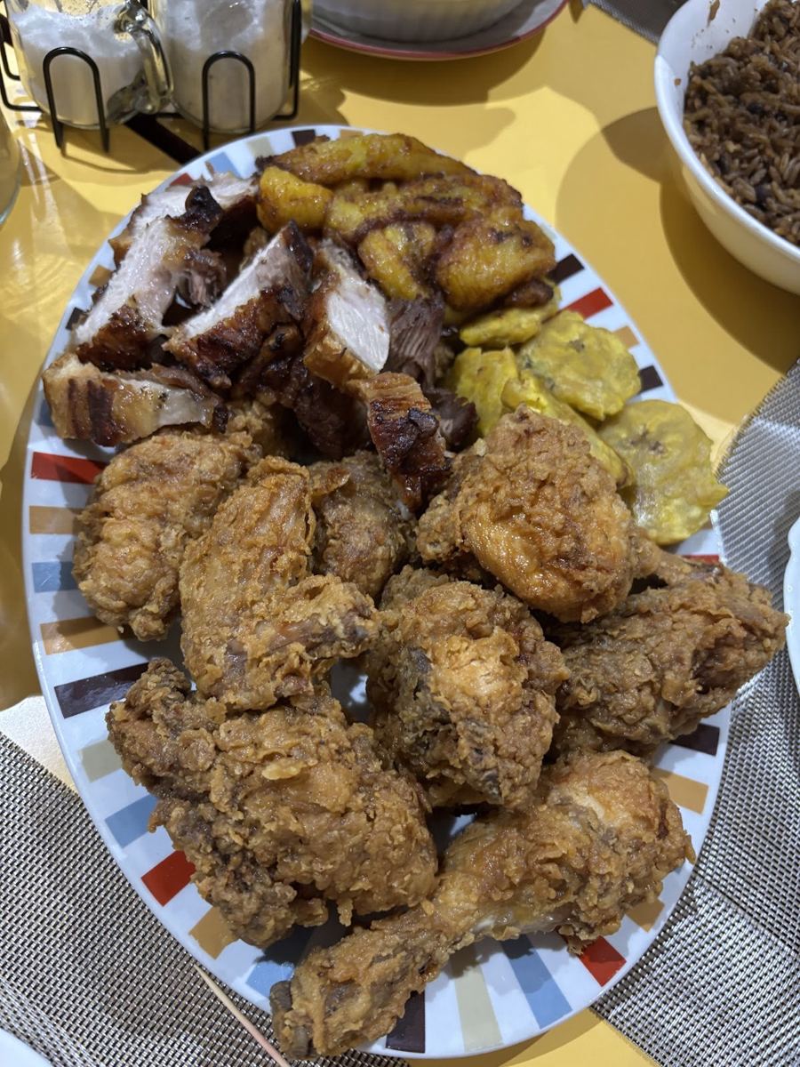 Pollo frito con tostones
