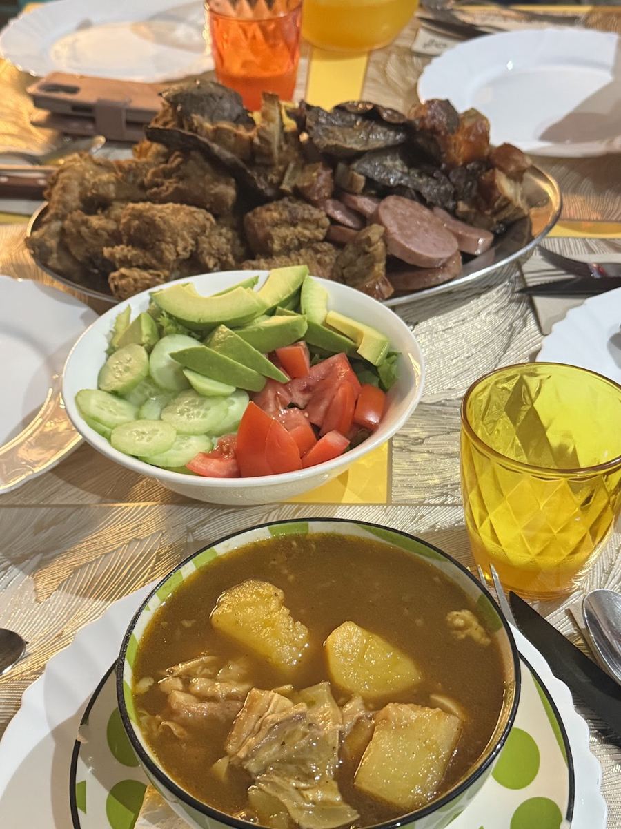 Sopa, ensalada y fritura en la mesa
